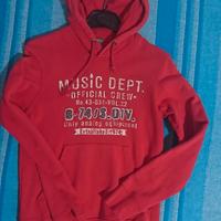 Felpa rossa Benetton con cappuccio.