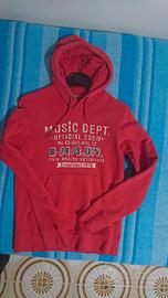 Felpa rossa Benetton con cappuccio.