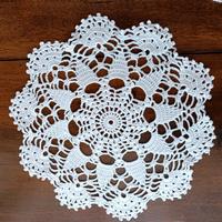 Centrino bianco ad uncinetto