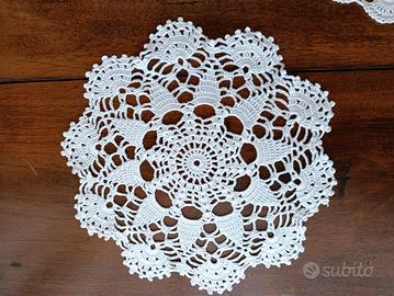 Centrino bianco ad uncinetto
