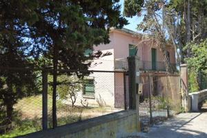 Villa immersa nel verde