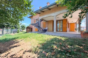 Villa di 300 m² con più di 5 locali e box auto dop