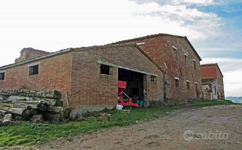 Rustico / Casale di 1800 m² con box auto a Asciano - Altro