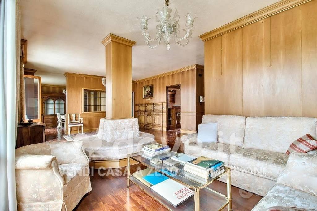 Appartamento di 140 m² con 4 locali e posto auto a - Altro