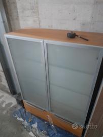 Arredamento bagno sospeso con vetrinetta 