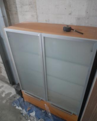 Arredamento bagno sospeso con vetrinetta 