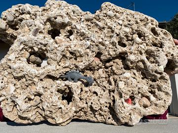 Piscina laghetto centro tavolo sassi pietra