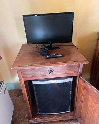 Frigo bar con televisore e mobile