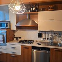 cucina angolare con elettrodomestici 