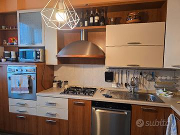 cucina angolare con elettrodomestici 