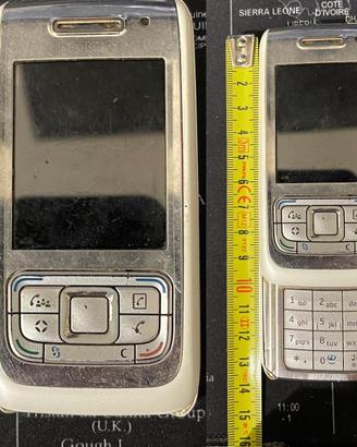 N° 2 cellulari: un Panasonic piccolissimo ed un No