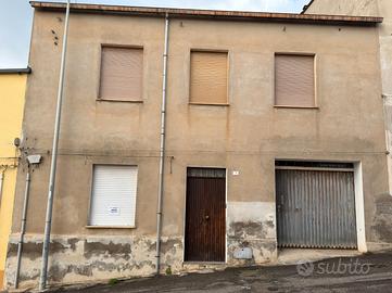 Guspini- Ampia Indipendente cortile e box