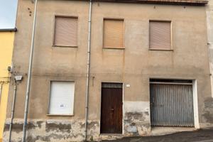 Guspini- Ampia Indipendente cortile e box