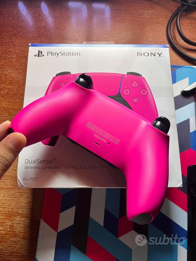 Controller PS5 su sfondo rosa. Foto scattata il 6 febbraio 2021