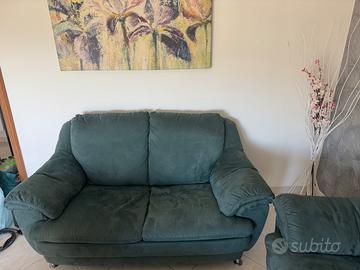 Due divani verde bottiglia tenuti bene