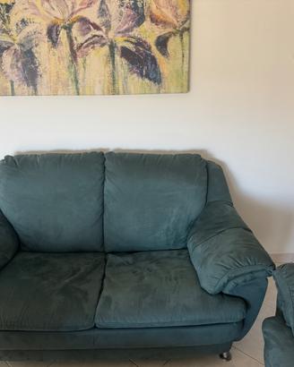 Due divani verde bottiglia tenuti bene