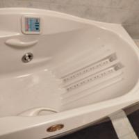 Jacuzzi idromassaggio con getti lungo la colonna