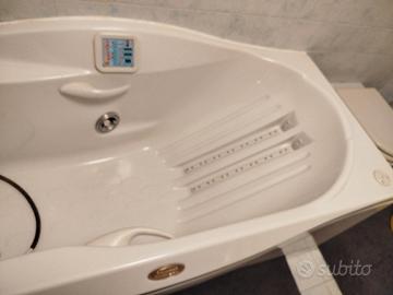 Jacuzzi idromassaggio con getti lungo la colonna