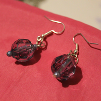 Orecchini pendenti sfera viola