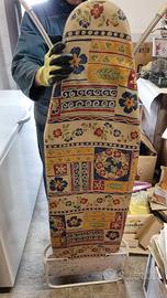 Asse da stiro robusta in metallo con ripiano