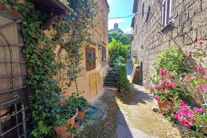 2 LOCALI A CALCATA
