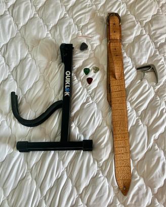 Accessori chitarra: custodia, sostegno, …