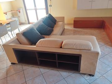 Cucina, divano e letto.