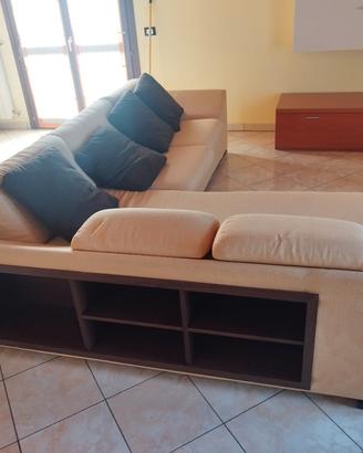 Cucina, divano e letto.