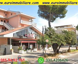 Grande locale commerciale sul mare