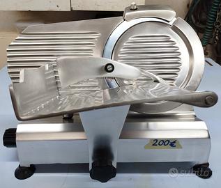 Affettatrice elettrica con affilatore - lama 22cm 