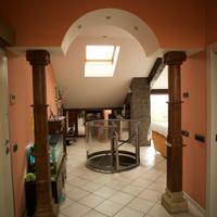 Coppia di colonne in legno e basamento i pietra