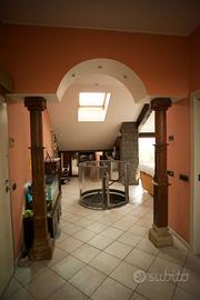 Coppia di colonne in legno e basamento i pietra