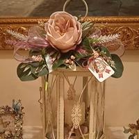Lanterna in stile shabby con fiori artificiali 