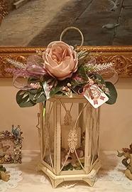 Lanterna in stile shabby con fiori artificiali 