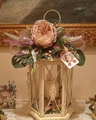 Lanterna in stile shabby con fiori artificiali 