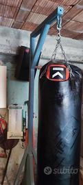 Sacco da boxe completo di piedistallo in ferro 
