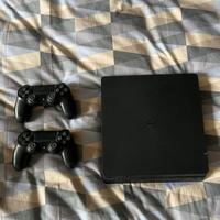 PS4 con 2 controller e cavi