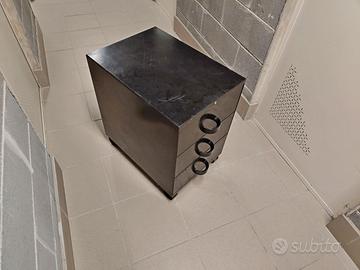 Cassettiera in acciaio nero con ruote