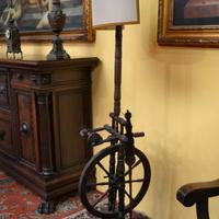 Lampada da terra su antico arcolaio il legno