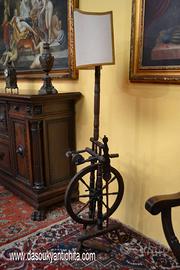 Lampada da terra su antico arcolaio il legno