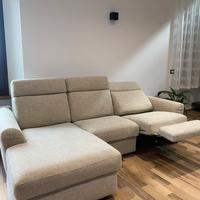 Divano 3 posti con chaise longue e movimento relax