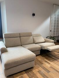 Divano 3 posti con chaise longue e movimento relax