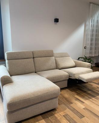 Divano 3 posti con chaise longue e movimento relax