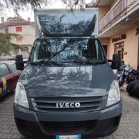 Iveco Daily con sponda idraulica patente B