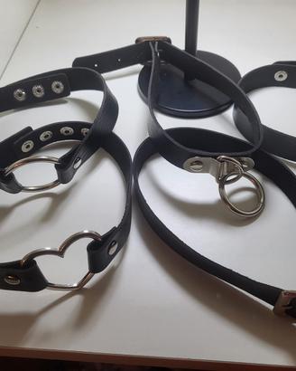 Set di choker/collarini goth-punk in pelle nera"
