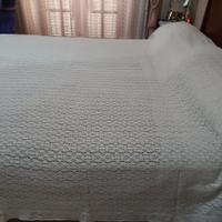 Copriletto matrimoniale beige.