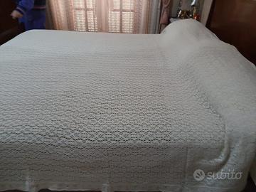 Copriletto matrimoniale beige.