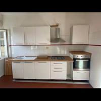 Cucina completa di elettrodomestici e topper