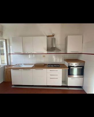 Cucina completa di elettrodomestici e topper