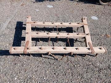 Antico erpice in legno 